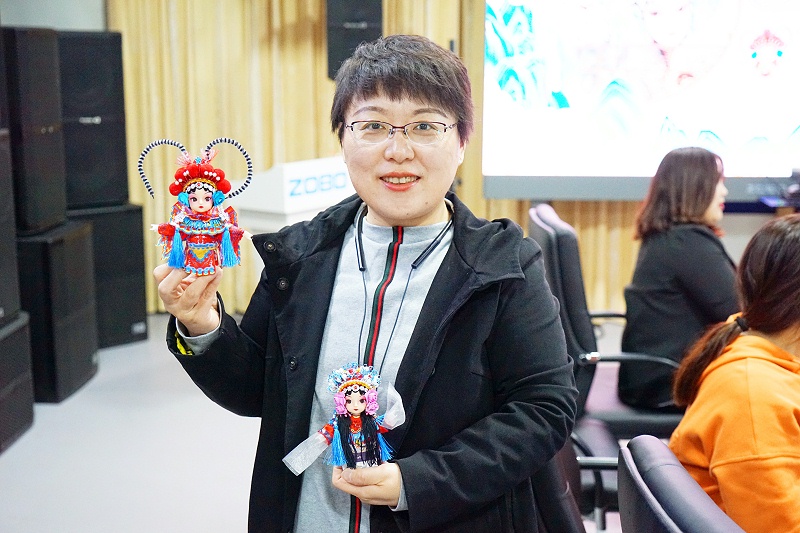 ZOBO麻豆app下载安卓工会丨举办体验非遗之美-制作北京绢人的“女神节”活动